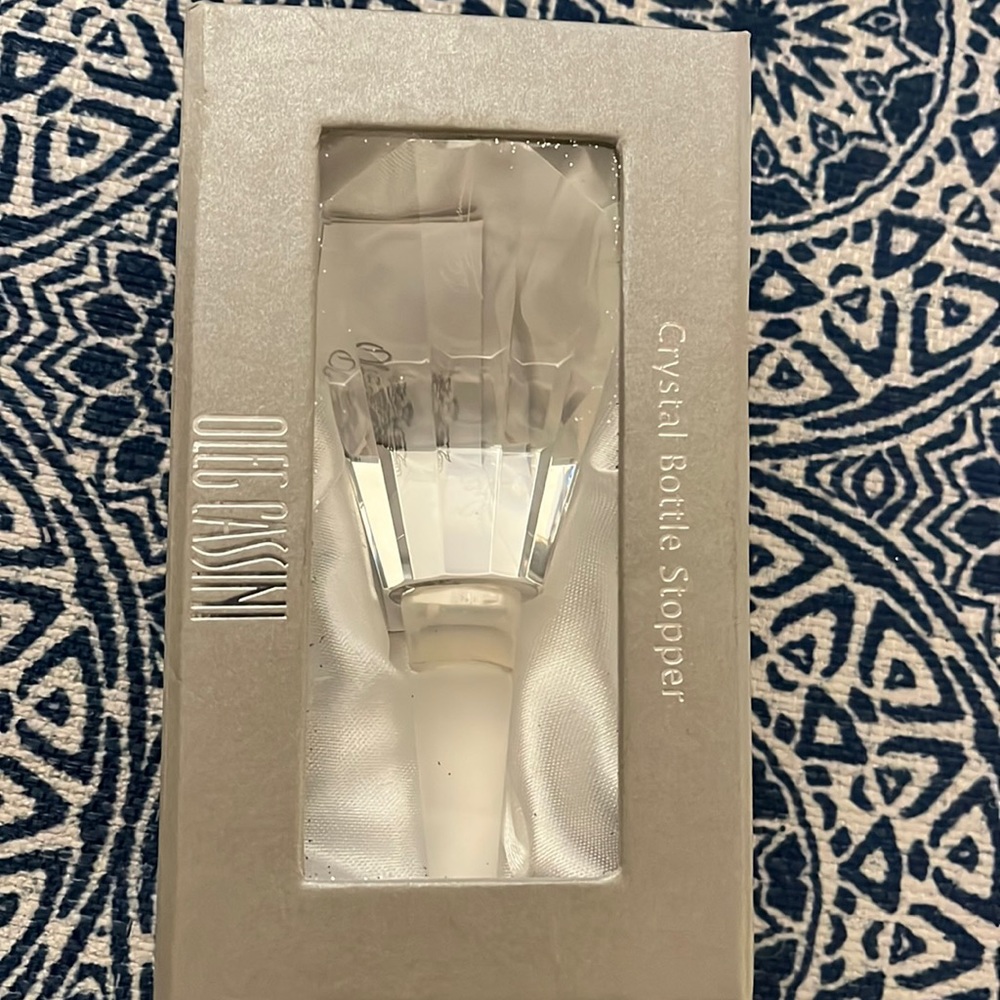 Oleg Cassini

Oleg Cassini 103711 Faceted Crystal Bottle Stopper
